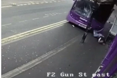 Dobro protrljajte oči: Udario ga autobus, a onda se dogodilo nešto nerealno!