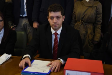 SAMO JAKO: Umesto Paja patka deca slušala politički govor radikala