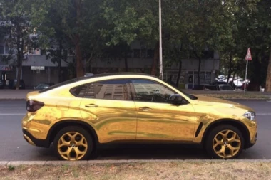 Godinama štedeo, pa pazario zlatni automobil...