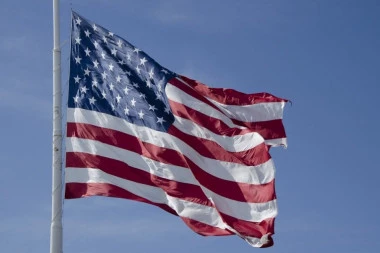 (FOTO, VIDEO) Ko kaže da neće grom u koprive?! Najveća Američka zastava pocepana na pola, da li je ovo neki znak?