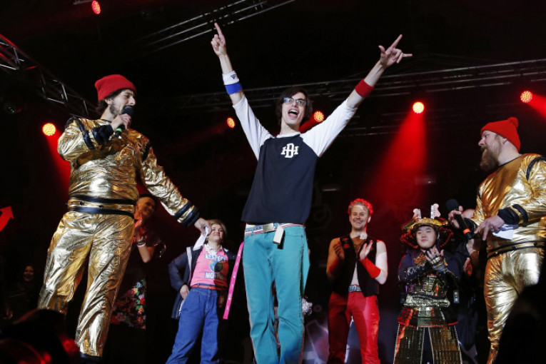 Berns je pobedio pretvarajući se da svira gitaru uz zvuke hevi-metal verzije numere "I Will Survive".
Inače, svetska takmičenja u izvođenju pokreta karakterističnih za sviranje gitare počela su da se održavaju u šaljive svrhe, ali su prerasla u godišnje manifestacije koje u Finsku privlače ljde iz celog sveta.