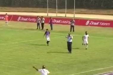 (VIDEO) Gde si ti krenuo? Policajac upao na teren i razgovarao mobilnim tokom meča!