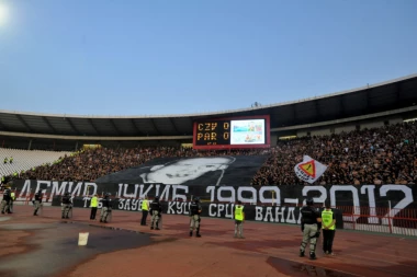 (VIDEO) Grobari ćutali zbog Demira Jukića, a onda se međusobno tukli