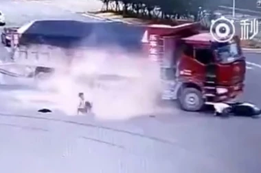 Strašan udes kod Požege: Motociklista se zakucao u kamion, ostao nepomično da leži!