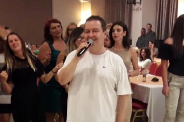 PUŠKA, ŽENA I POLITIČKA FUNKCIJA SE NE DAJU!