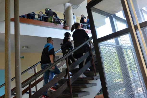 OVO SU ODLIČNE VESTI: U Srbiju stigli prvi besplatni udžbenici za osnovce!