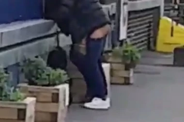 ŠOK NA STANICI: Imali seks pred svima usred bela dana (VIDEO 18+)