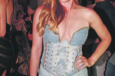 Živa vatra! Anabela vrelim slikama u bikiniju zadala domaći zadatak mnogim devojkama!