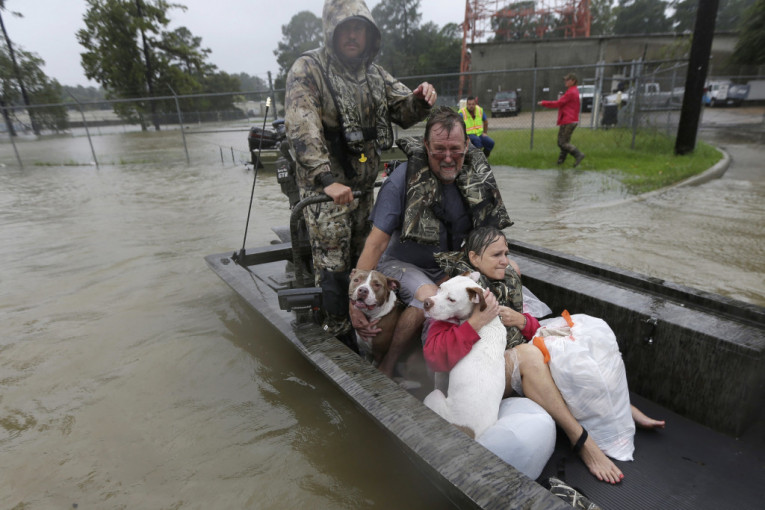 Policija Hjustona, četvrtog najmnogoljudnijeg grada u SAD, spasila je 2.000 ljudi od obilnih poplava izazvanih tropskom olujom "Harvi".