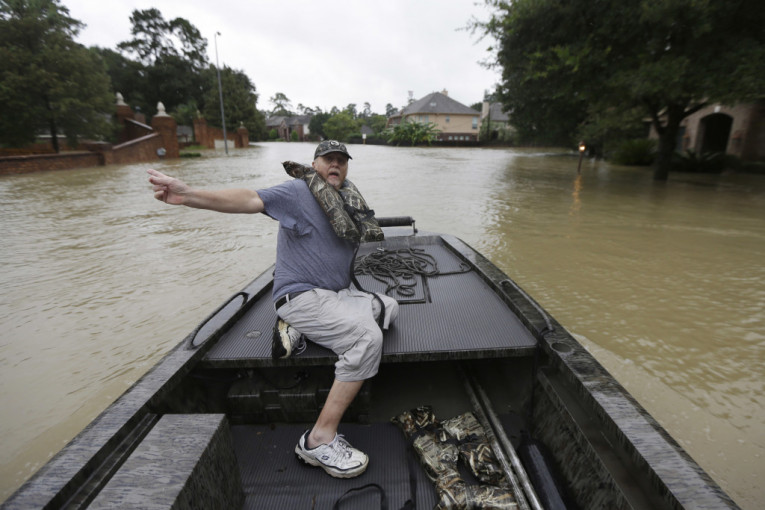 Policija spasava ljude zarobljene u poplavljenim kućama i automobilima, a ima 185 zahteva za spasavanje kritičnih slučajeva na koje još nije odgovoreno, rekao je on.