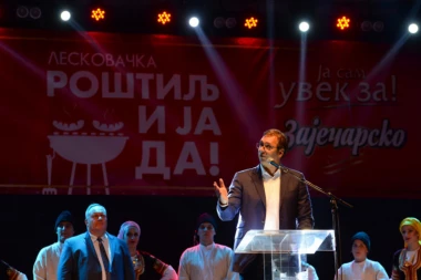 Vučić otvorio "Roštiljadu" u Leskovcu