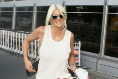 PAPARACO! Karleuša bez trunke šminke, Tošić je sačekao na aerodromu!