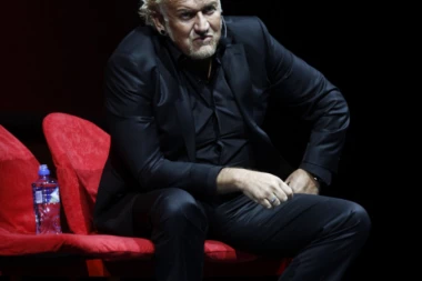 Maca na udaru zbog stajlinga: Voditelj POLUGO vodio emisiju!