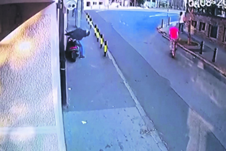 Napadač postavlja skuter bombu na Vračaru