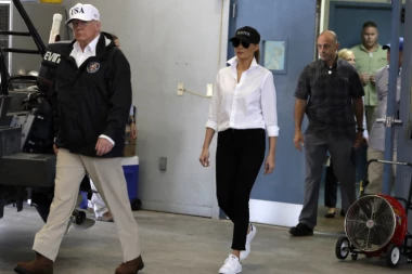 (VIDEO) UTEGNUTA ZA SVAKU PRILIKU: Ovako Melanija Tramp obilazi poplavljena područja u Teksasu