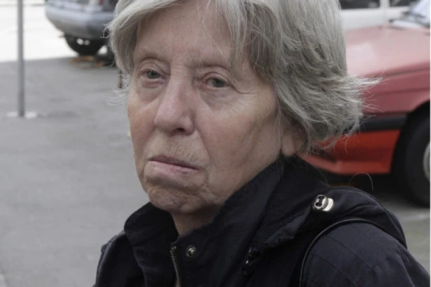 DRAMA NA  VRAČARU: Evi Ras ŠIKLJA KRV IZ USTA policija je prevozi u bolnicu!