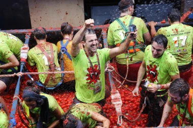 POGLEDAJTE: Više od 20.000 ljudi se gađa paradajzom!