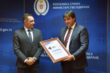 (FOTO) Vulin uručio specijalnu zahvalnicu Gašiću