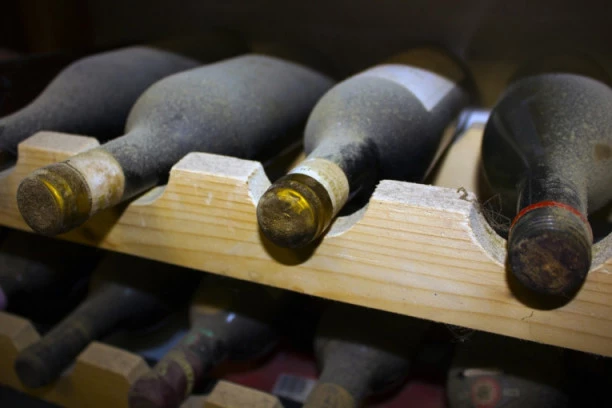 Preko 500 hiljada flaša crnog vina prosuto u reku, ali ne slučajno