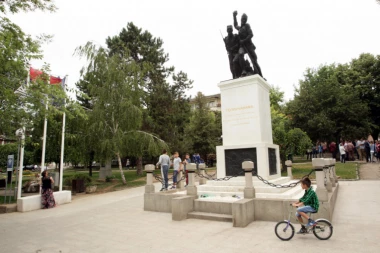 NIKO MU NIŠTA NE MOŽE: Manijak (25) maltretira ljude po ulici