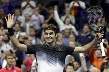 (FOTO) Federer oduševio navijače: TRENIRAO U PARKU, PA SE SLIKAO SA SVIMA