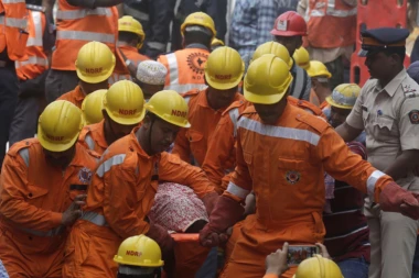 (FOTO) TRAGEDIJA U INDIJI: Srušila se zgrada, poginula najmanje 21 osoba!