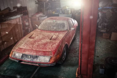 NAPUŠTEN FERARI: Automobil vredan 2 miliona evra nađen prašnjav u garaži!