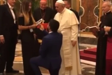 (VIDEO) PRELEPO: Zaprosio devojku tokom prijema kod pape!