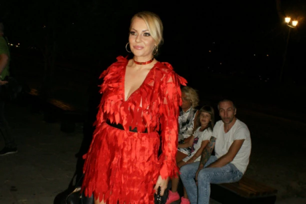 IVANA SELAKOV POVUKLA PESMU "SVATOVI" SA JUTJUB PLATFORME ZBOG PREVARE DUET-SARADNIKA:  Pogledajte objavu U CELOSTI KOJA JE ŠOKIRALA ESTRADU! (FOTO)