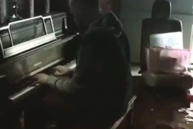 (VIDEO) Vratio se u poplavljeni dom i zasvirao melodiju na klaviru koja SLAMA SRCA!