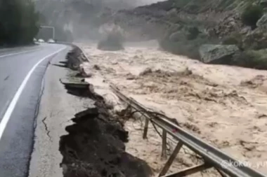 VOZAČI OPEZ: Odron kod Kraljeva, usporen saobraćaj