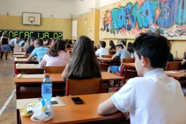 STARIJI OSNOVCI DANAS PRELAZE NA ONLAJN NASTAVU! Ministarstvo prosvete izdalo upustva o radu!