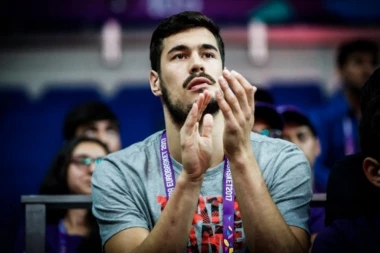 (FOTO) UVEK UZ "ORLOVE": Kalinić bodrio saigrače sa tribina