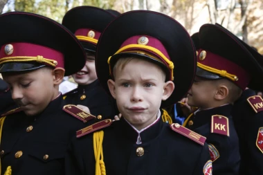 Mali ruski kadeti Donjecke republike polaze u školu