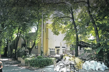 DRAMA NA SAJMIŠTU U BEOGRADU: Vatrogasci spasli Bekrićevog psa!