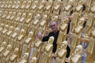 Neobičnih 600 statua device Marije