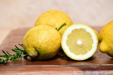 ŽUTO VOĆE VREDNIJE OD ZLATA: Limun kao lek protiv peruti