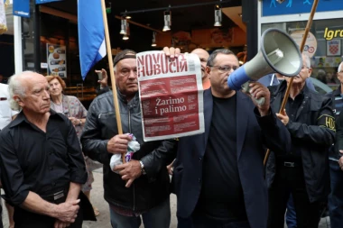 (FOTO) Proustaški protest: Spaljivali novine, pretili Plenkoviću