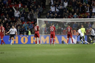 (VIDEO) ZIG HAJL U PRAGU: Nemački navijači uzvikivali FAŠISTIČKI POZDRAV!