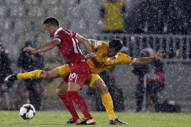 (VIDEO) NI PLJUSAK IM NIJE MOGAO NIŠTA: Evo kako je kiša raspalila srpske navijače