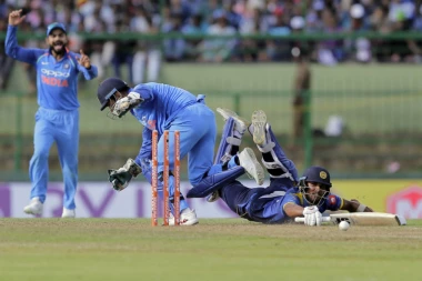 (VIDEO) DRAMA NA KRIKETU: Navijač strelom gađao igrača, pa uhapšen!