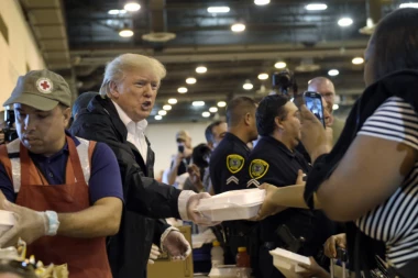 Tramp delio hot dogove u Hjustonu