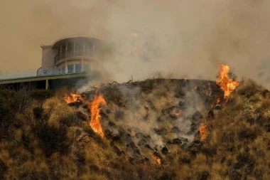 Požari pustoše LA: Evakuisano stotine ljudi, zatvoren glavni autoput