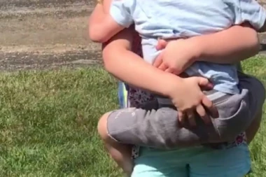 (VIDEO) DA TI SE SRCE ISTOPI: Ima li išta slađe od ove ljubavi?