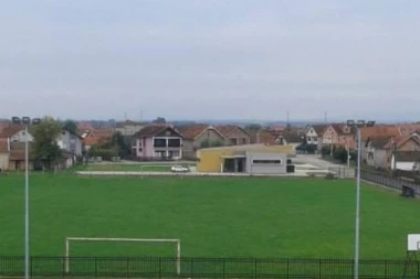 OVO MOŽE SAMO U SRBIJI: Uleteo autom na teren i prekinuo meč!