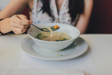 Zdravo i ukusno, a sprema se u tren oka: Supa od povrća sa grizom!