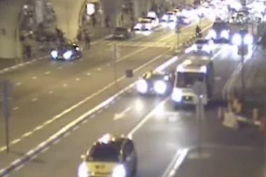 Pijani Rus vukao čoveka na haubi 30 metara