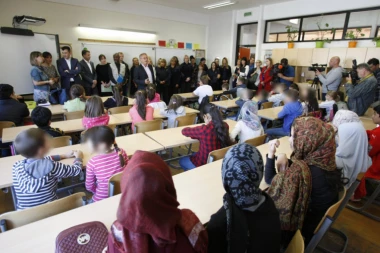 IZNENAĐENJE NA PRAZNIK: Deca migranata dobila školski pribor, a odrasli meso!