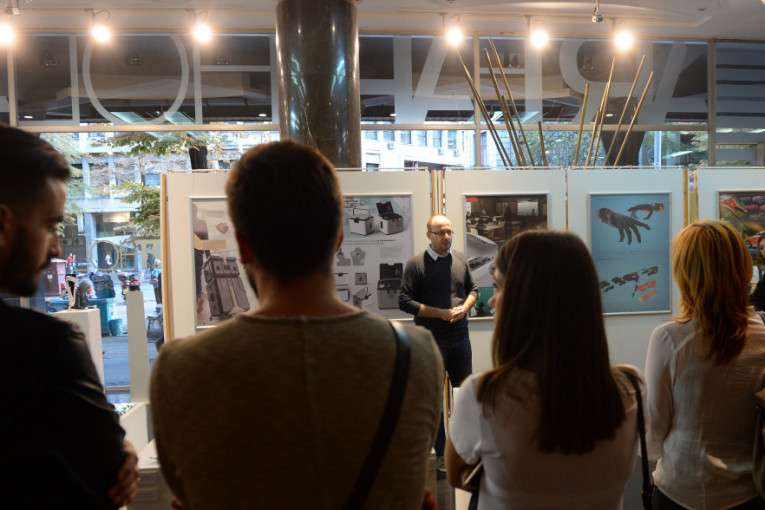 Izložba radova studenata Odseka za industrijski dizajn Fakulteta primenjene umetnosti u Beogradu otvorena je večeras u beogradskoj galeriji Kombak Art hol.