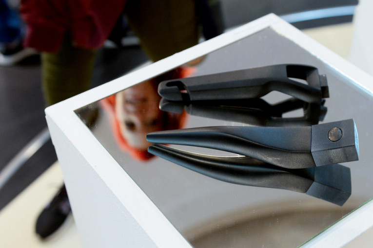 Profesor fakulteta primenjenih umetnosti Vladimir Zagorac otvorio je izložbu rečima da njena postavka sadrži radove studenata sa osnovnih i master studija.